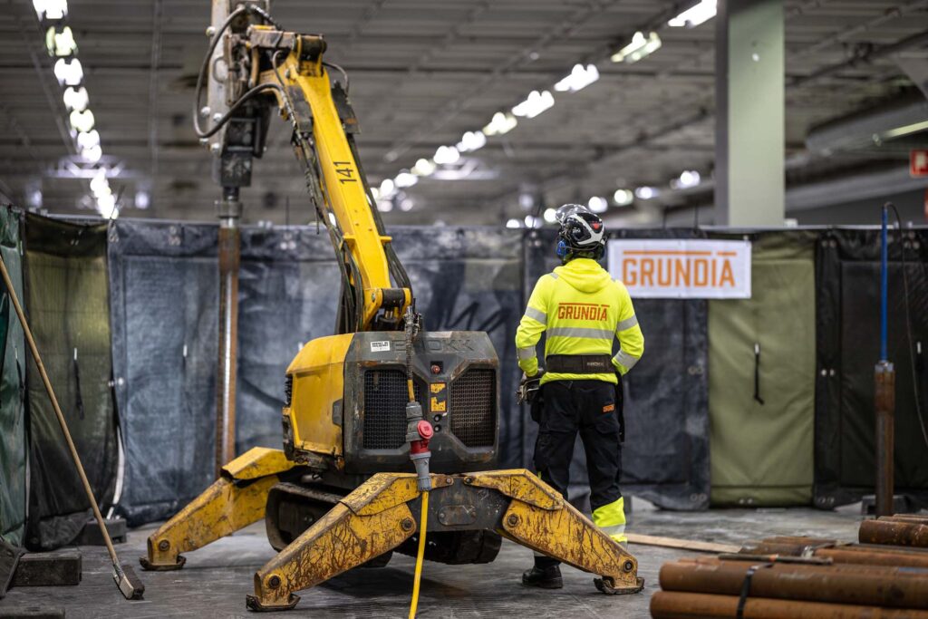Nordisk Bergteknik - Grundförstärkning inomhus utfört av Grundia. Förstärkningsarbete med stålpålar.